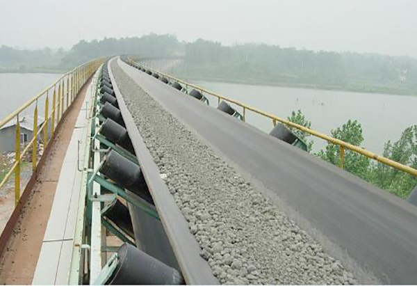 帶式(shi)輸送(song)機工(gong)作中(zhong)