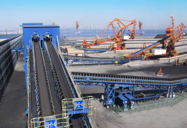 帶式(shi)輸送(song)機工(gong)作中(zhong)