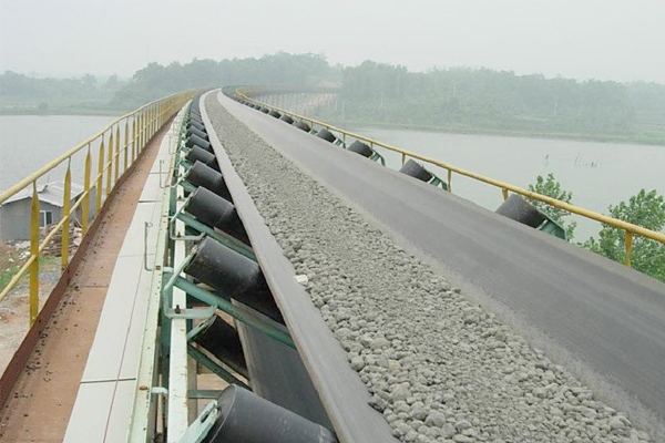 帶式(shi)輸送(song)機